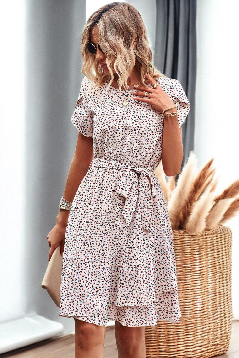 FLORAL PETAL – Mini Kleid mit Gürtel und Blumenärmeln