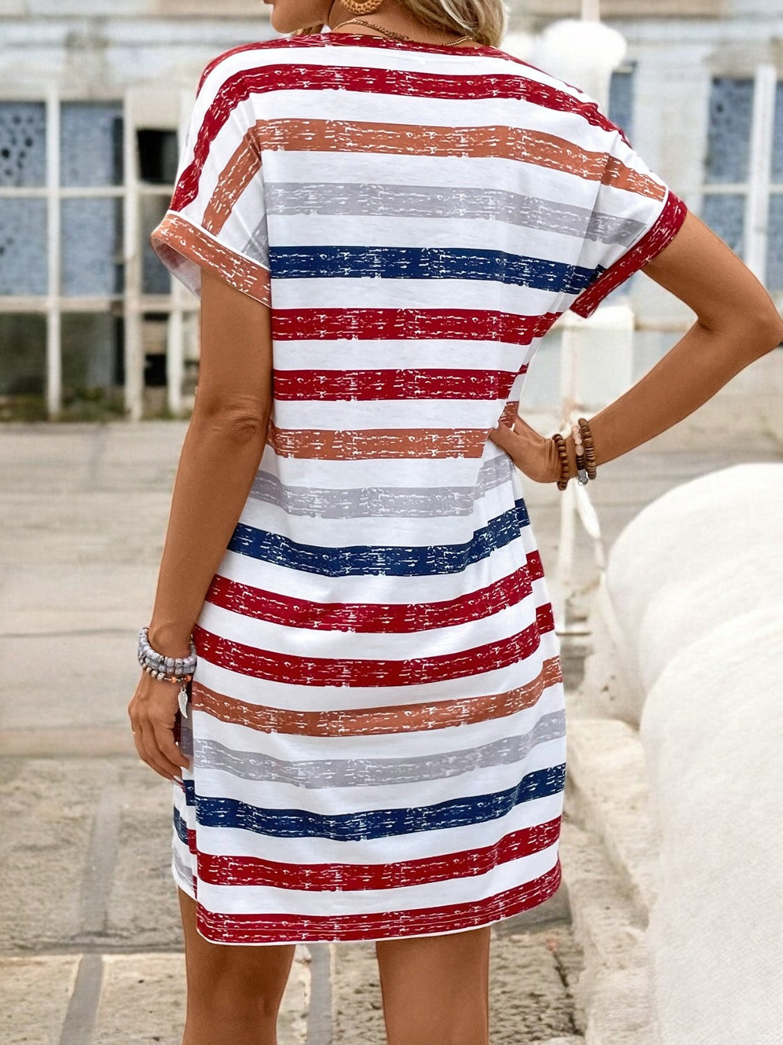 SUNSHINE STRIPES – V-Ausschnitt Kurzarmkleid mit Streifen