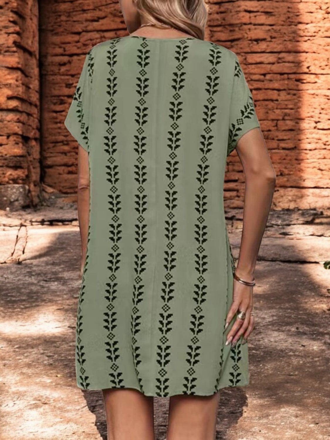 FLORAL CHARM – Kurzärmliges Sommerkleid mit Blumenmuster