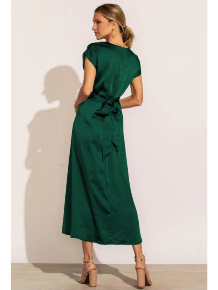 SIERRA – Satin Kleid mit Kreuz-Überwurf und V-Ausschnitt