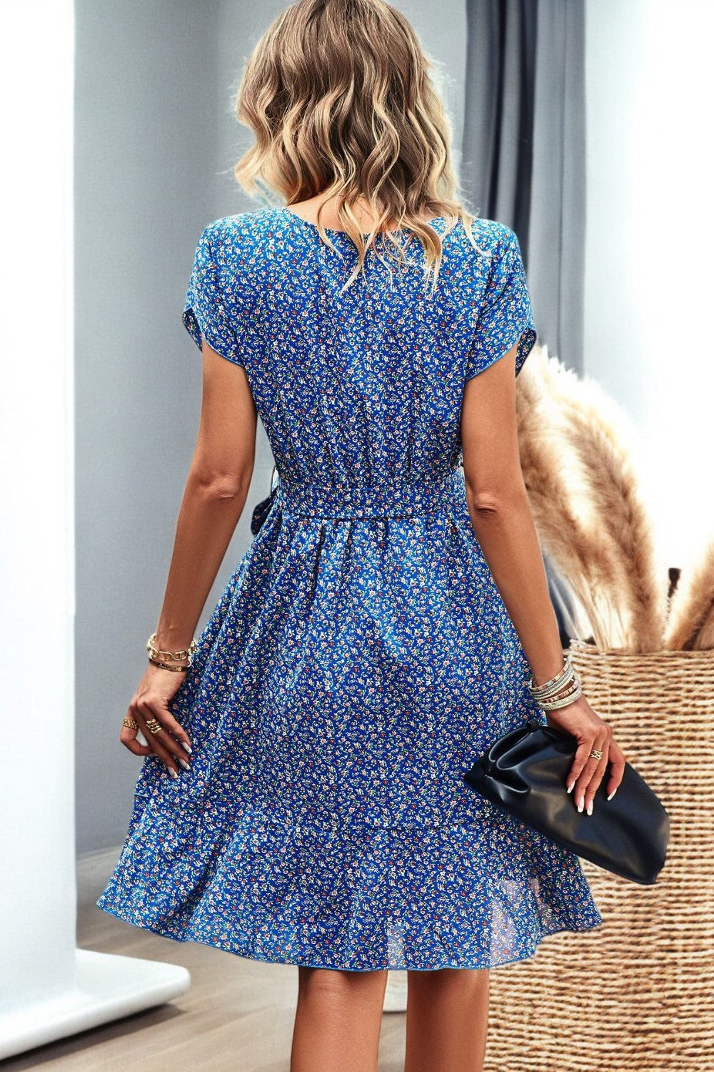 FLORAL PETAL – Mini Kleid mit Gürtel und Blumenärmeln