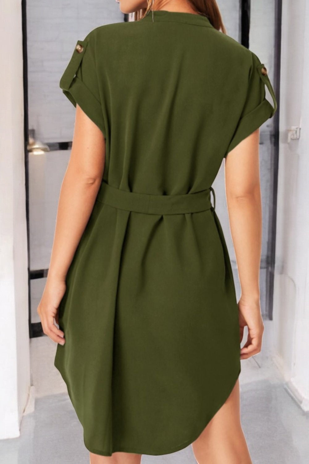 SOMMERBRISE – Kleid mit Notch-Ärmeln und luftiger Passform