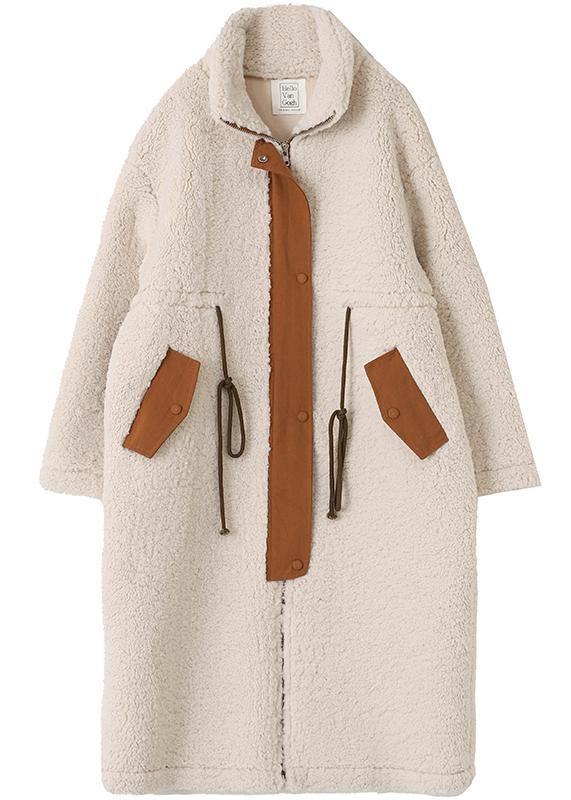 Apricotfarbener Wollmantel mit hohem Kragen