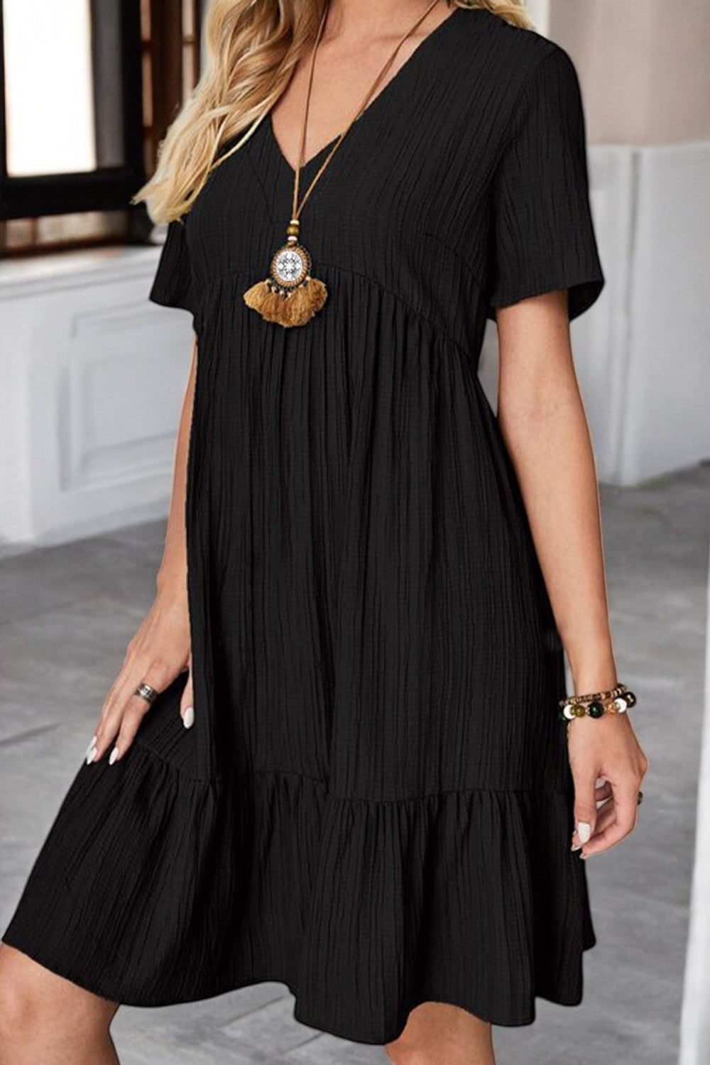 SUNLIT ALLURE – Rüschenkleid mit V-Ausschnitt und kurzen Ärmeln