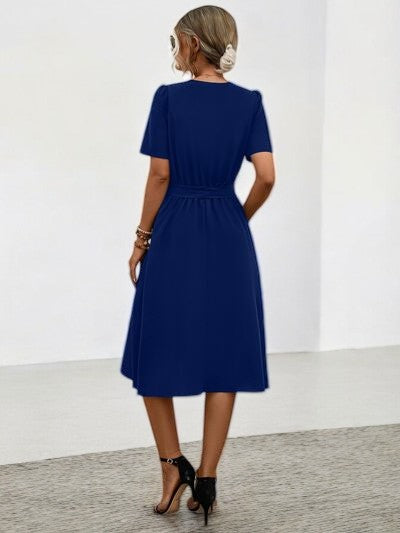SUNNY VIBES – Sommerkleid mit Knotendetails und Notch-Ausschnitt
