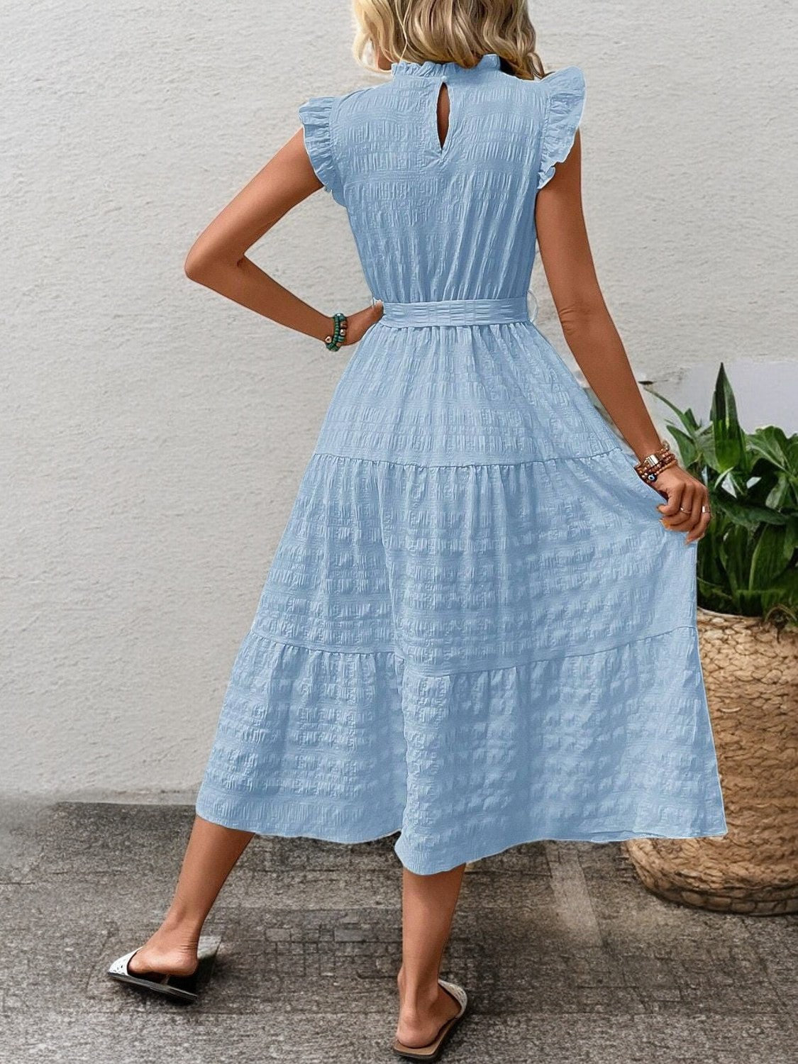 SUNNY CHARM – Midi Kleid mit Rüschensäumen und Bindegürtel