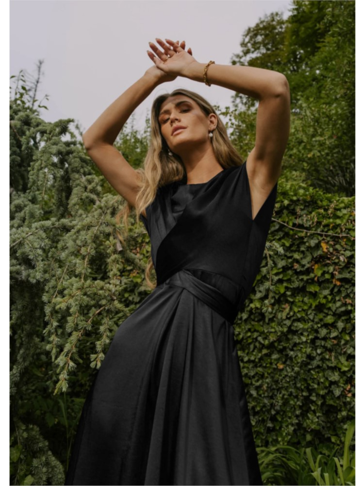 SIERRA – Satin Kleid mit Kreuz-Überwurf und V-Ausschnitt
