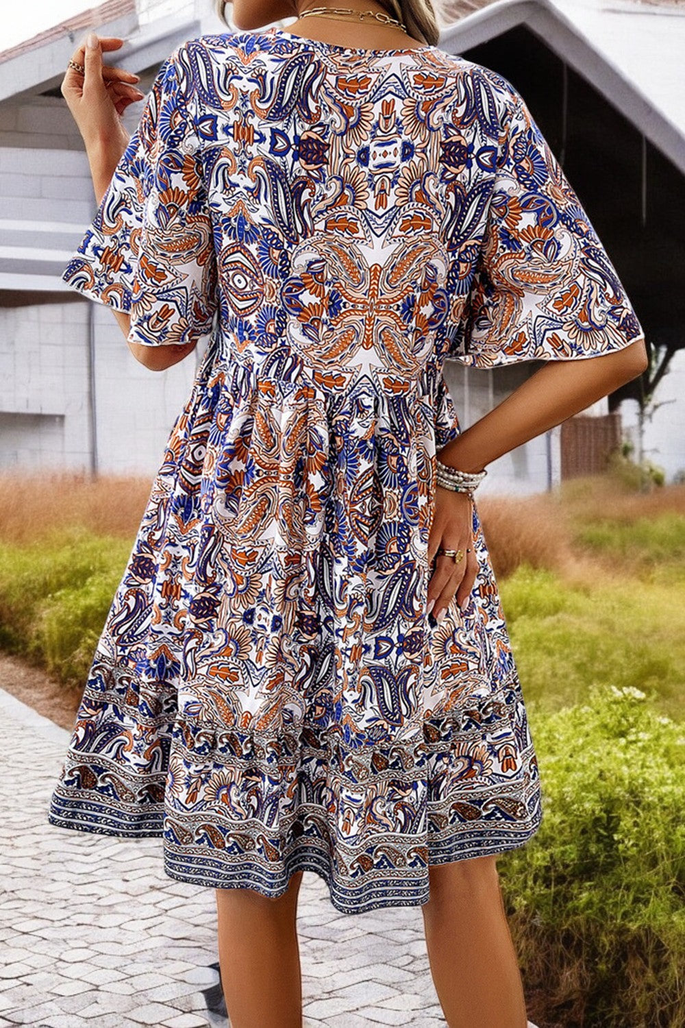 BREEZY BLOOM – Bedrucktes V-Ausschnitt Minikleid