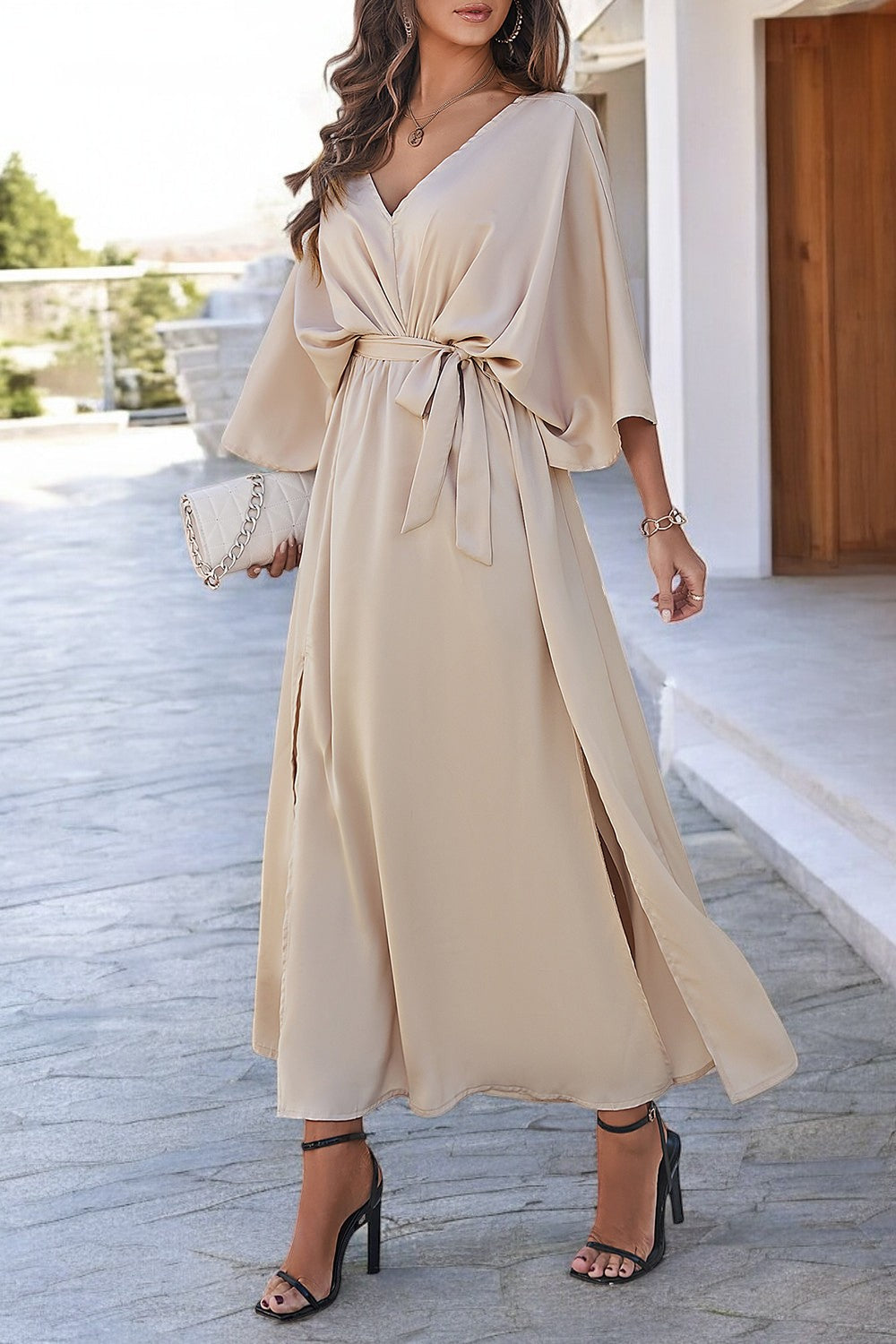 COASTAL CHARM – Kleid mit Schlitz, V-Ausschnitt und gebundenen Ärmeln