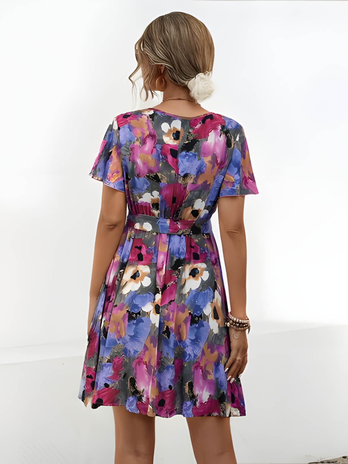 FLORAL CHARM – Mini Kleid mit Taillengürtel und Blumenmuster