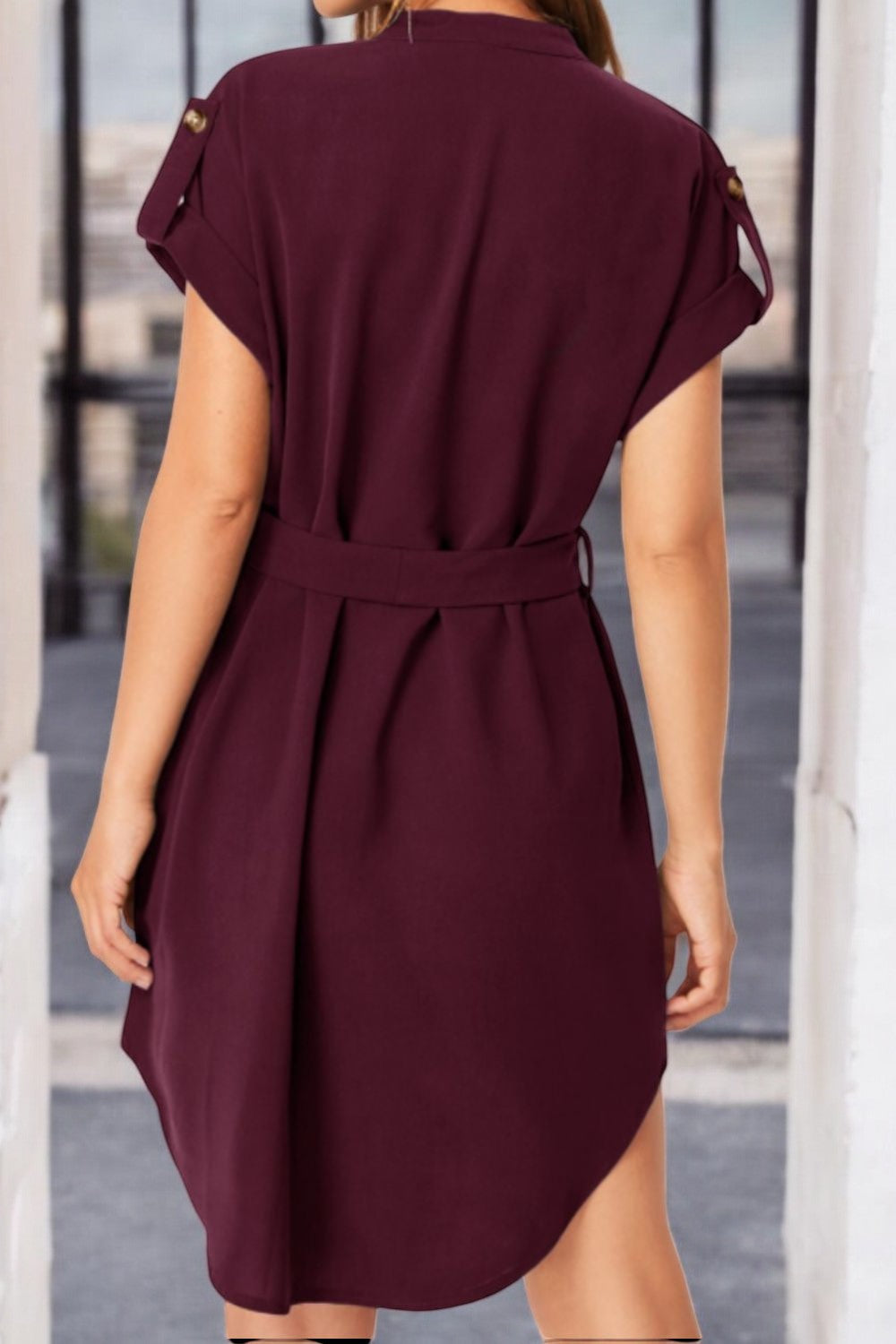 SOMMERBRISE – Kleid mit Notch-Ärmeln und luftiger Passform