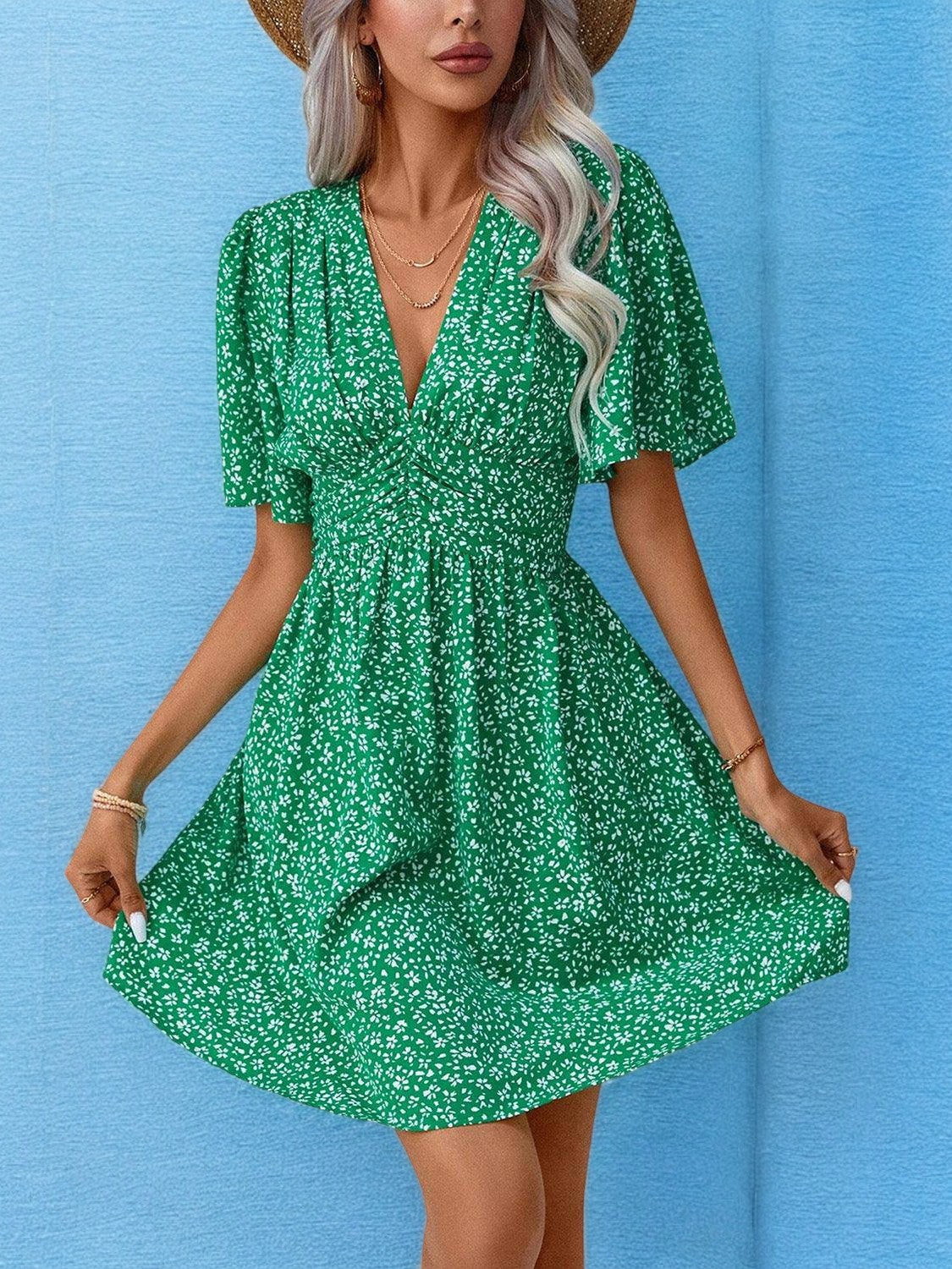 FLORAL V-NECK MINI DRESS – Sommerliches Kleid mit Blumenmuster und V-Ausschnitt