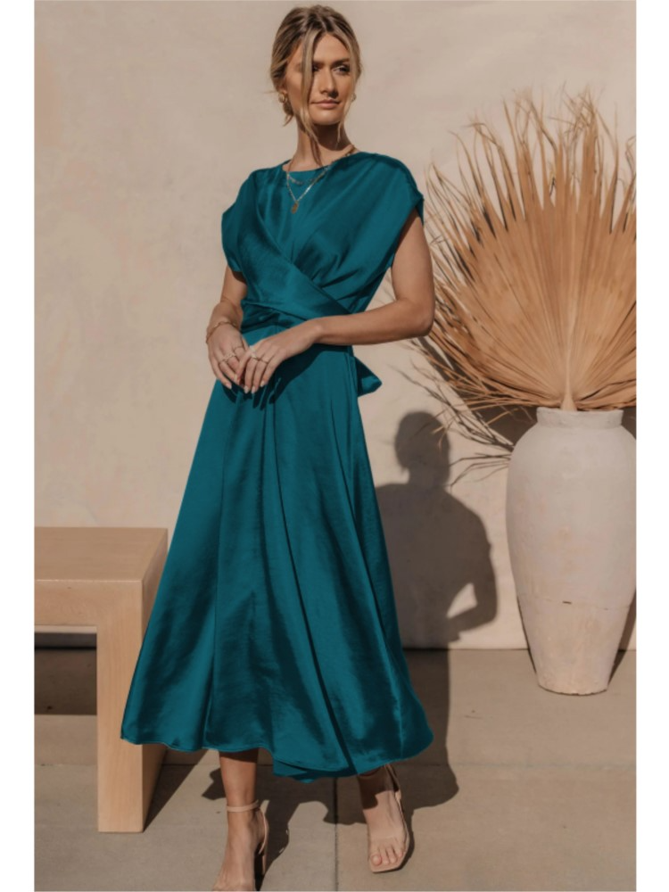 SIERRA – Satin Kleid mit Kreuz-Überwurf und V-Ausschnitt