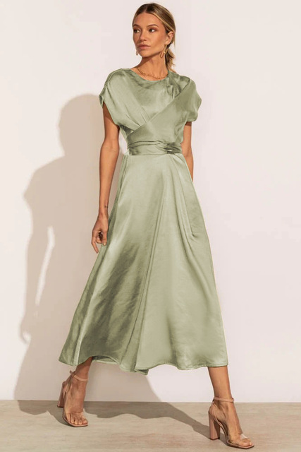 SIERRA – Satin Kleid mit Kreuz-Überwurf und V-Ausschnitt
