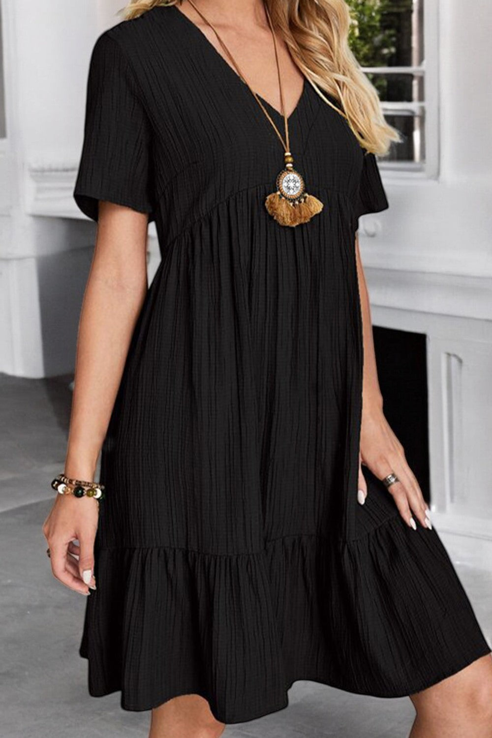 SUNLIT ALLURE – Rüschenkleid mit V-Ausschnitt und kurzen Ärmeln