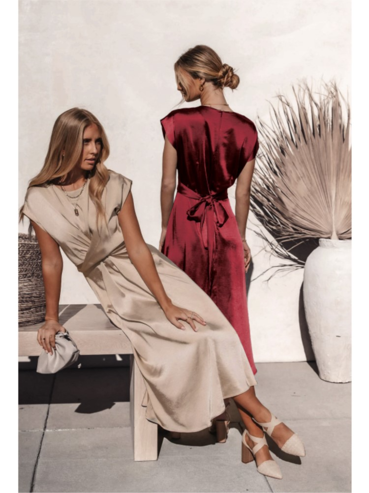 SIERRA – Satin Kleid mit Kreuz-Überwurf und V-Ausschnitt