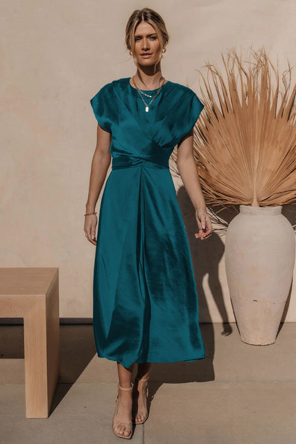 SIERRA – Satin Kleid mit Kreuz-Überwurf und V-Ausschnitt