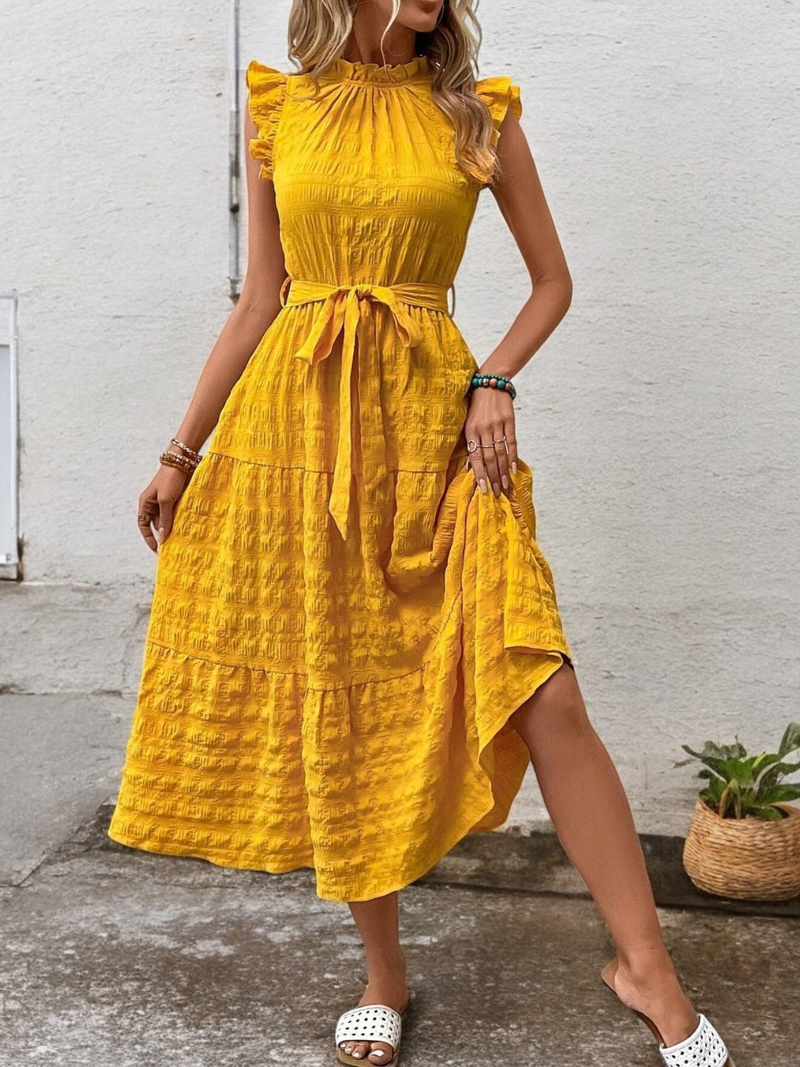 SUNNY CHARM – Midi Kleid mit Rüschensäumen und Bindegürtel