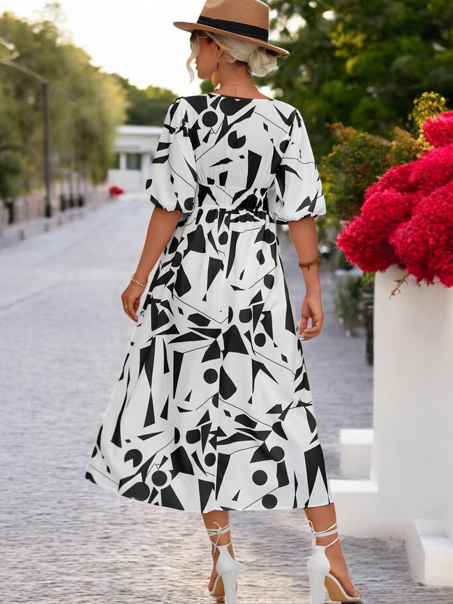 BREEZY CHARM – Bedrucktes Kleid mit Ballonärmeln