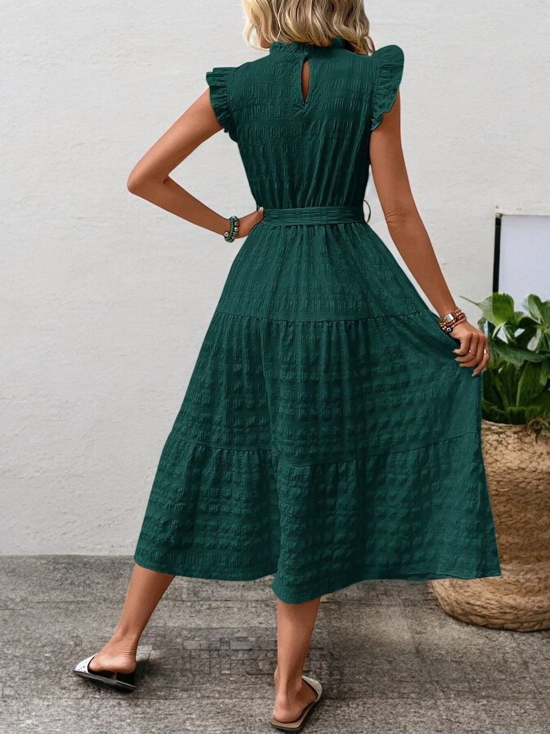 SUNNY CHARM – Midi Kleid mit Rüschensäumen und Bindegürtel