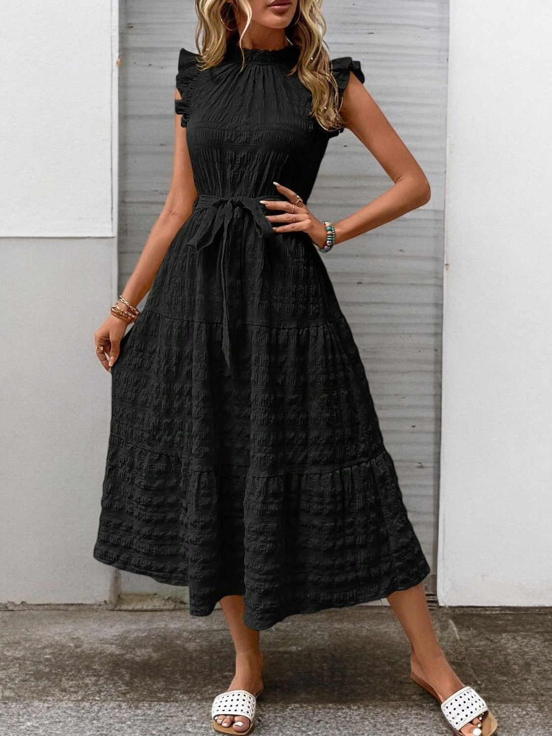 SUNNY CHARM – Midi Kleid mit Rüschensäumen und Bindegürtel