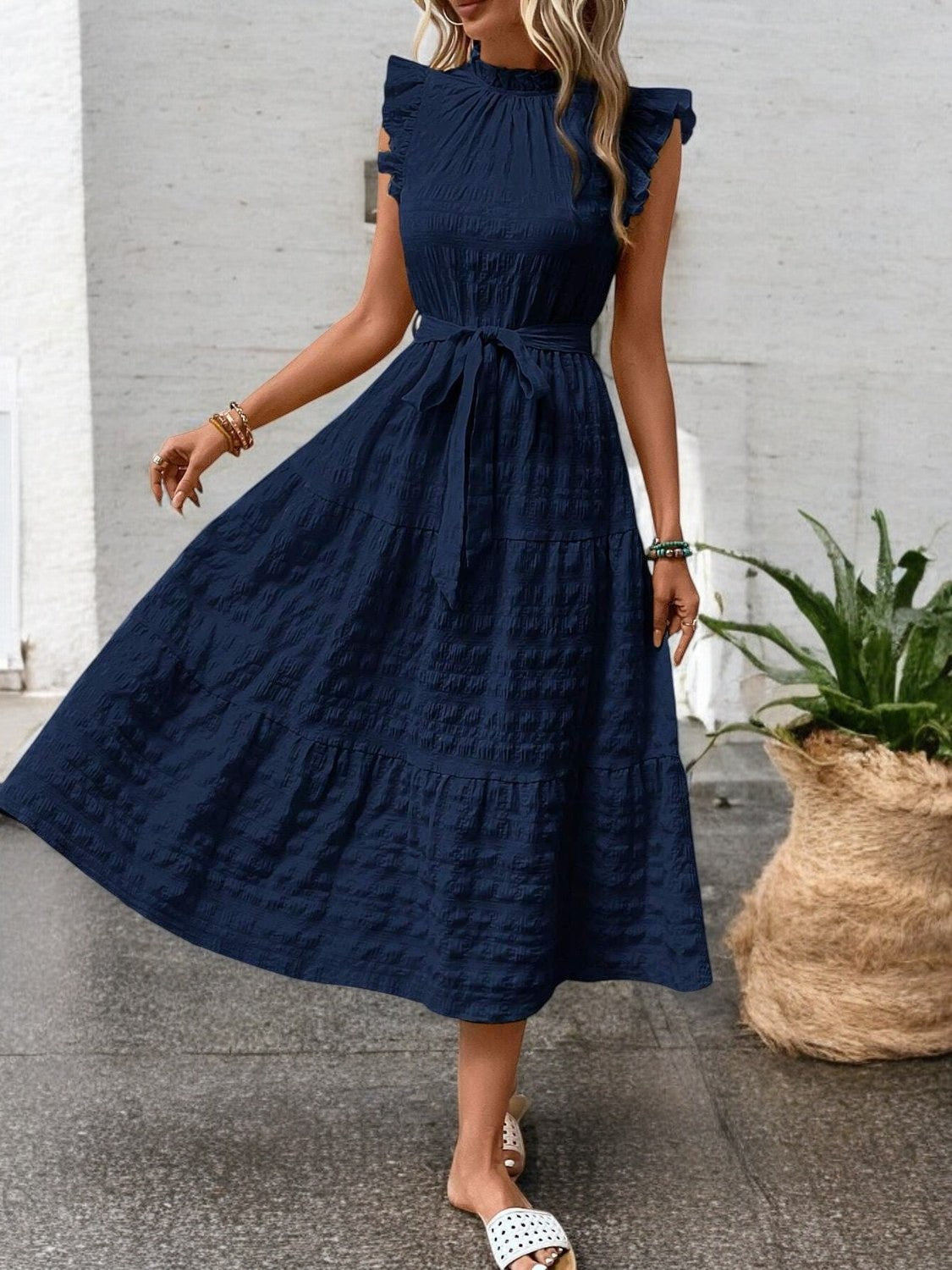 SUNNY CHARM – Midi Kleid mit Rüschensäumen und Bindegürtel