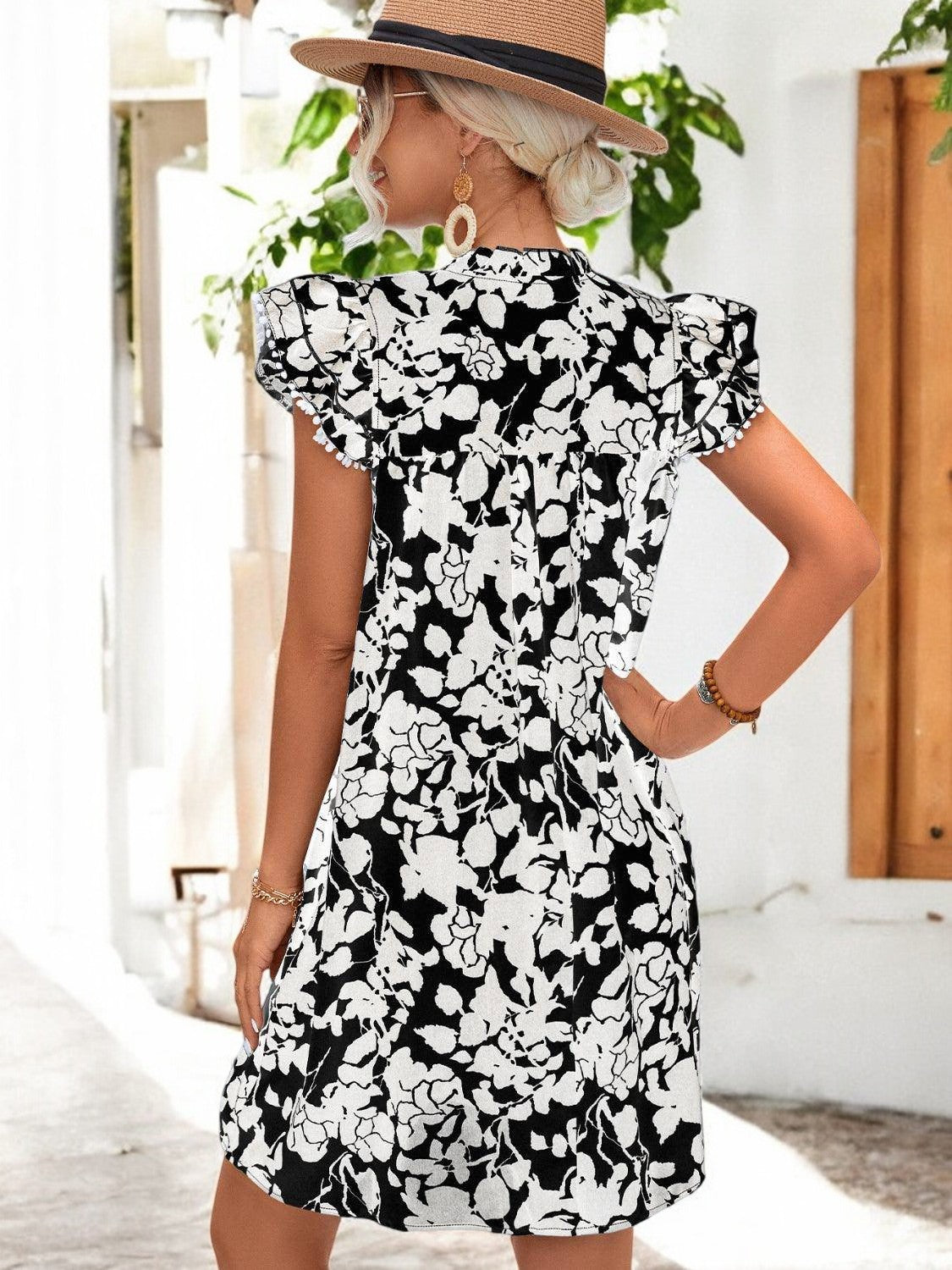 CHIC FLORAL DRESS – Sommerkleid mit Bindegürtel und Blumenmuster