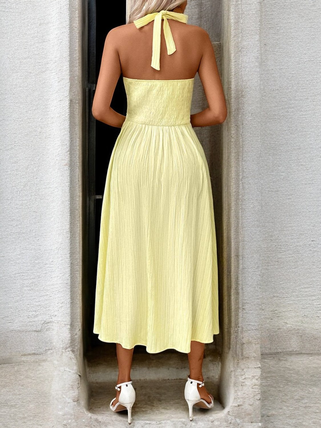 SUNLIT GRACE – Halter Neck Midi Kleid aus leichtem Stoff