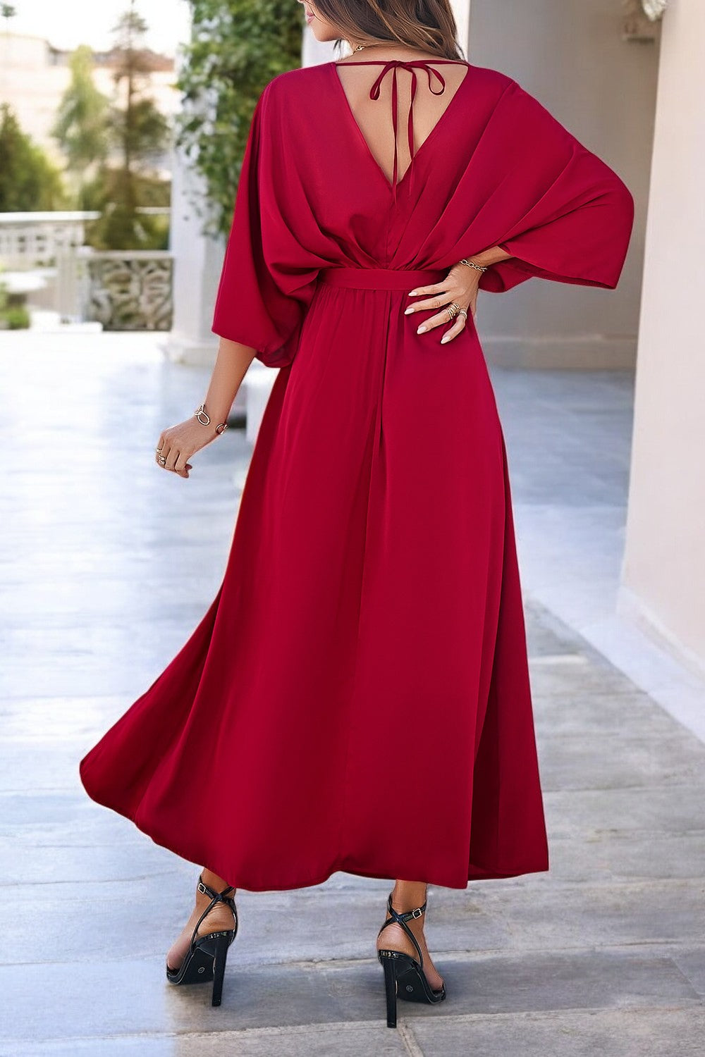 COASTAL CHARM – Kleid mit Schlitz, V-Ausschnitt und gebundenen Ärmeln