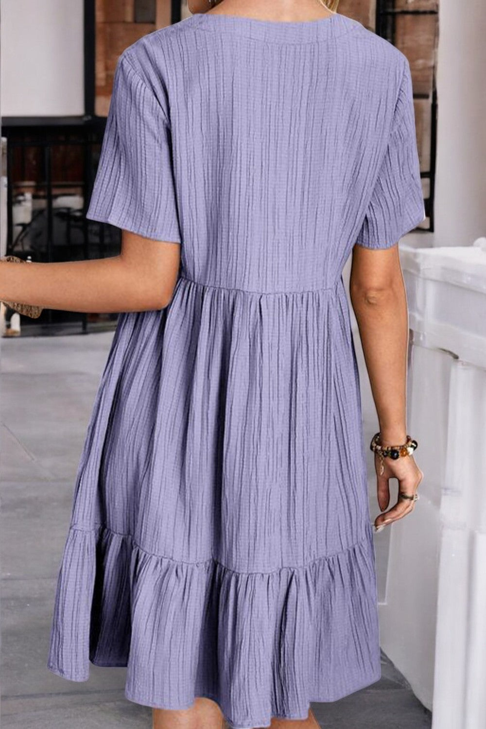 SUNLIT ALLURE – Rüschenkleid mit V-Ausschnitt und kurzen Ärmeln