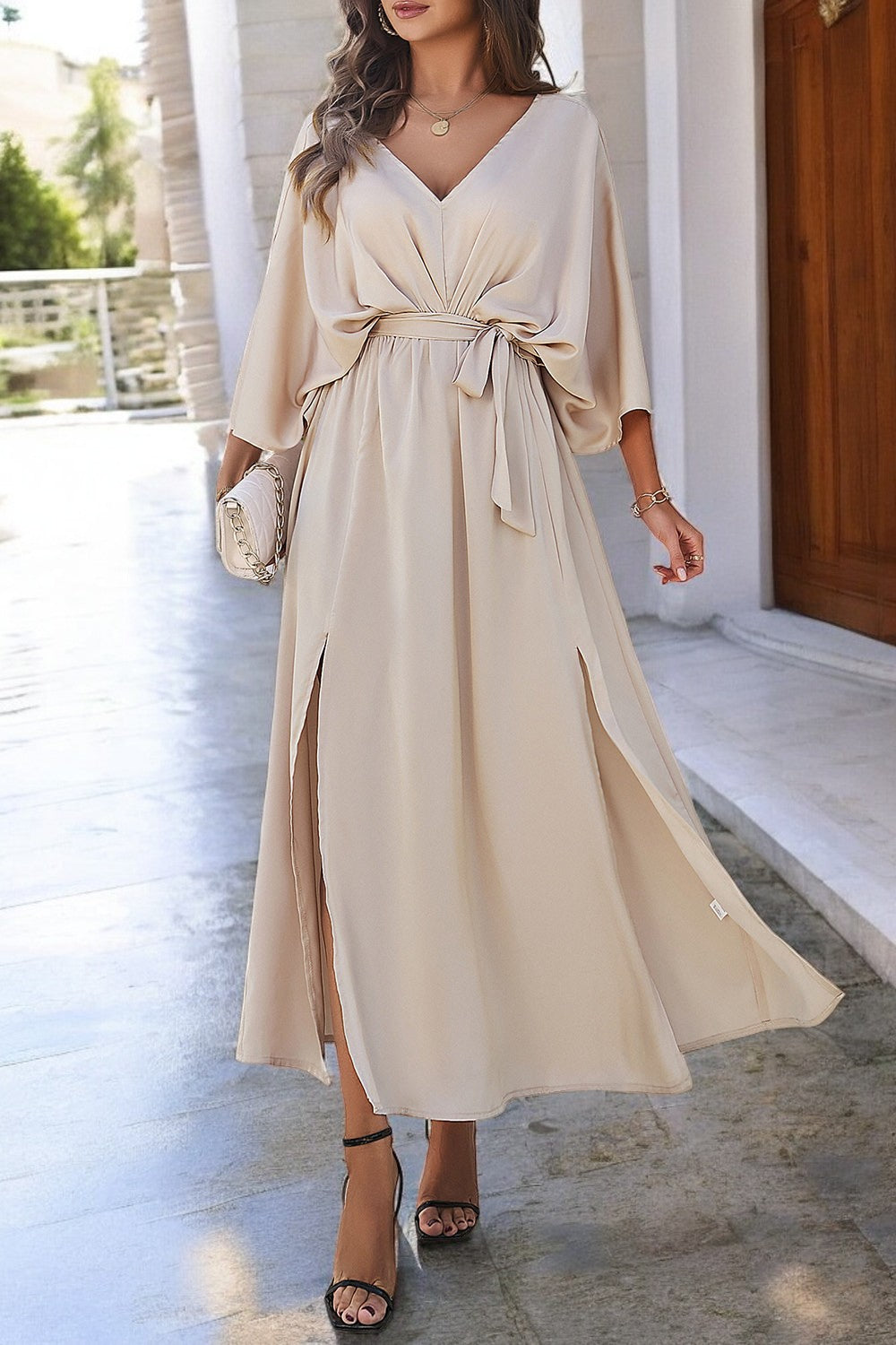COASTAL CHARM – Kleid mit Schlitz, V-Ausschnitt und gebundenen Ärmeln