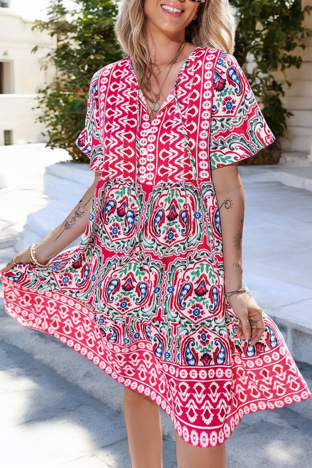 TROPICAL BLISS – Sommerkleid mit Bindeband und Druckmuster