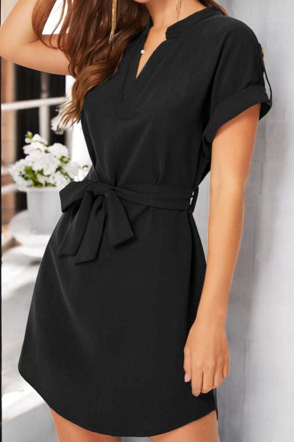 SOMMERBRISE – Kleid mit Notch-Ärmeln und luftiger Passform