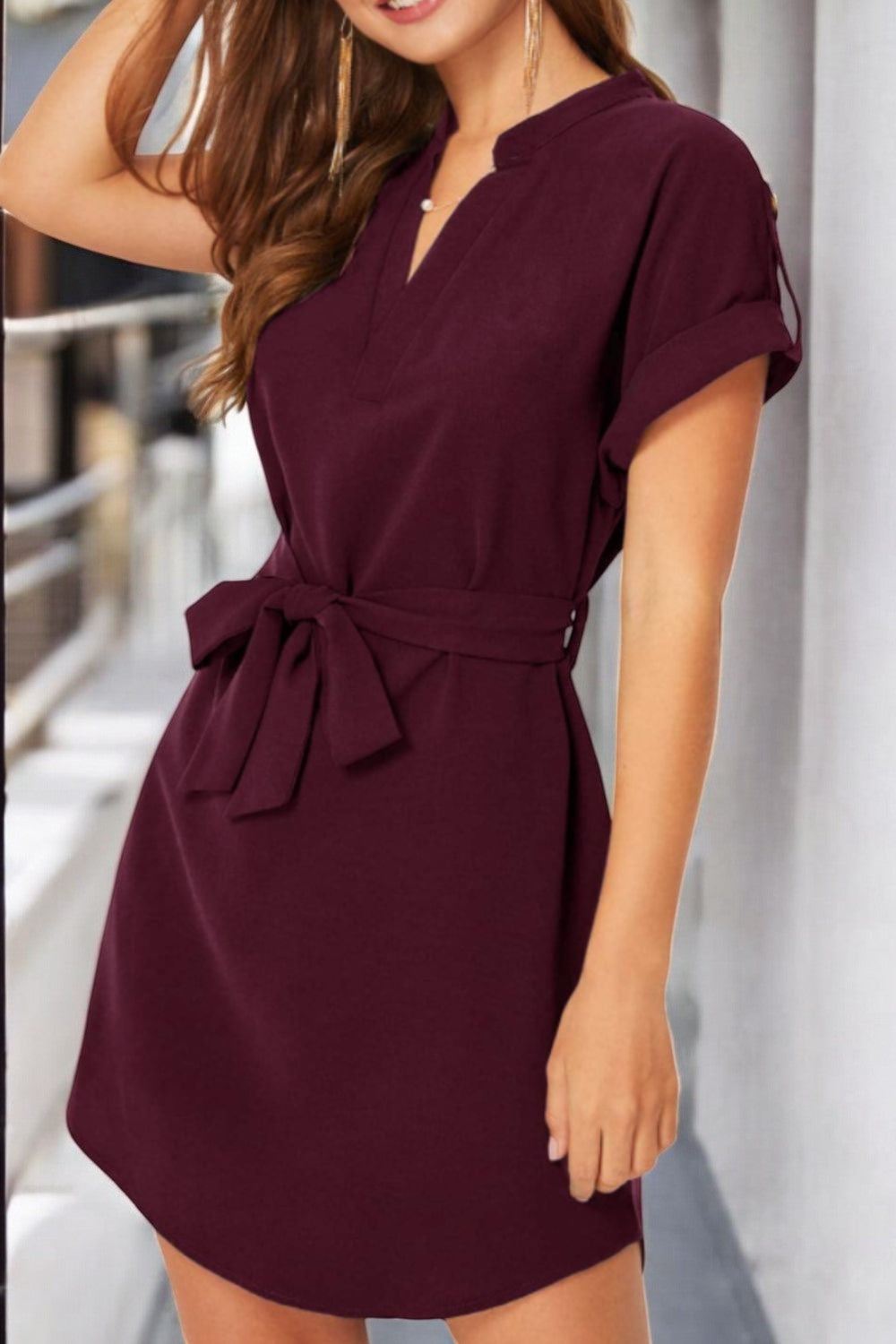 SOMMERBRISE – Kleid mit Notch-Ärmeln und luftiger Passform