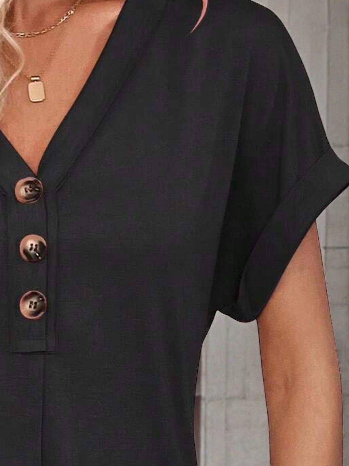 SUNLIT BREEZE – V-Ausschnitt Knopf Sommerkleid
