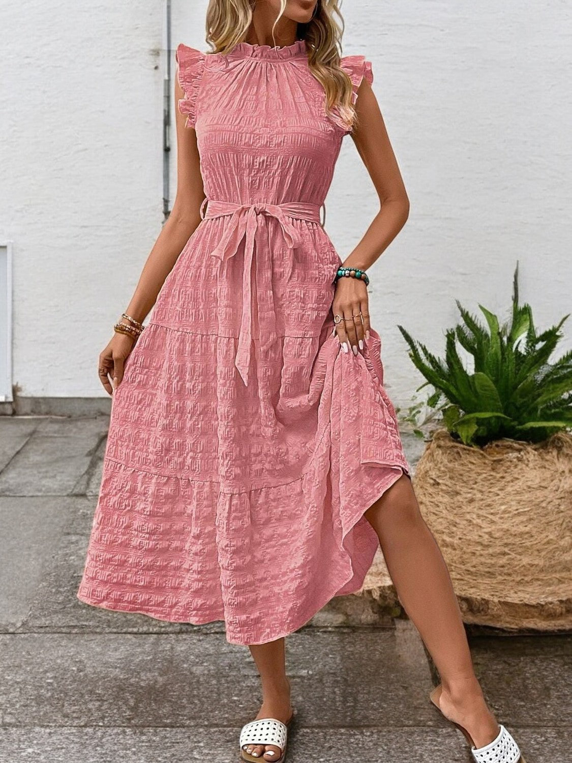 SUNNY CHARM – Midi Kleid mit Rüschensäumen und Bindegürtel