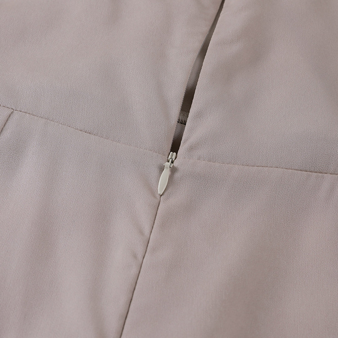 CLAIRE – Elegantes Kleid mit V-Ausschnitt und Taillengürtel