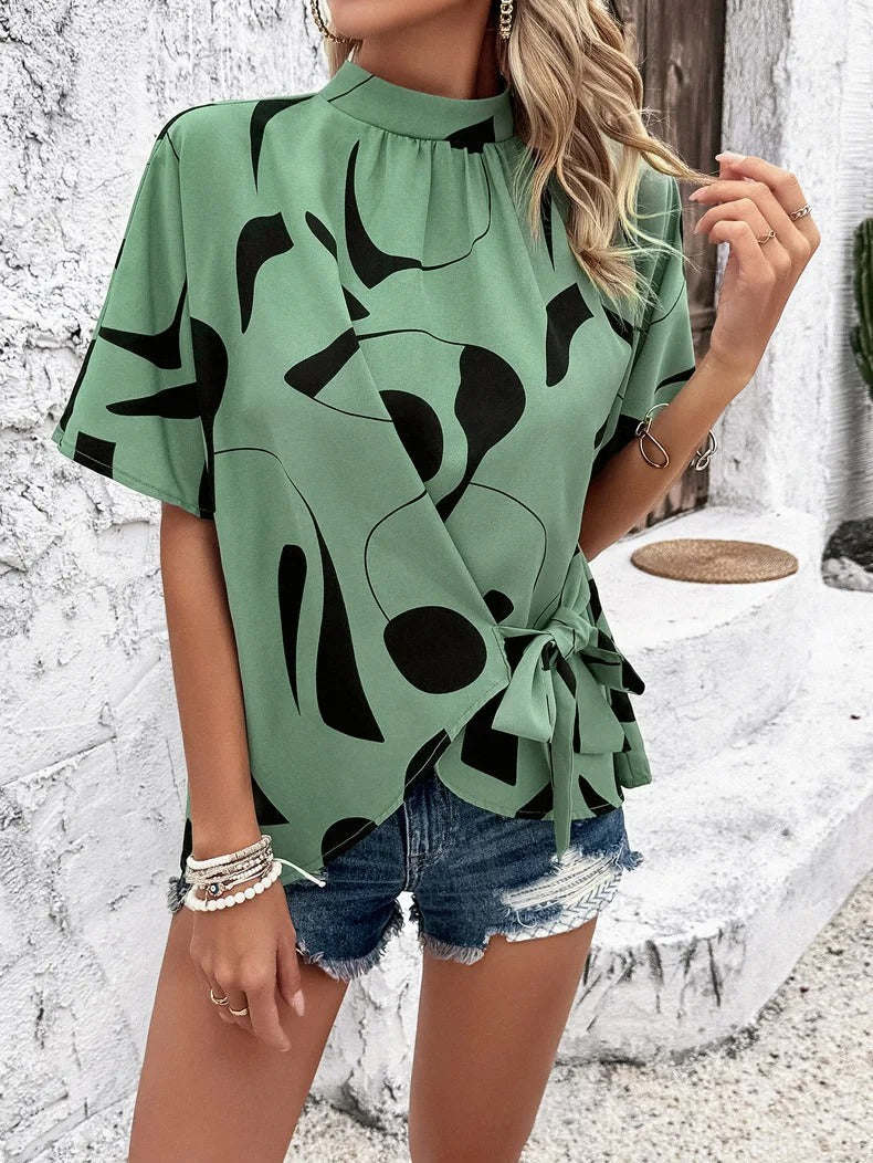 Bella Bluse – Abstraktes Design und Luftiger Komfort für Stilvolle Auftritte