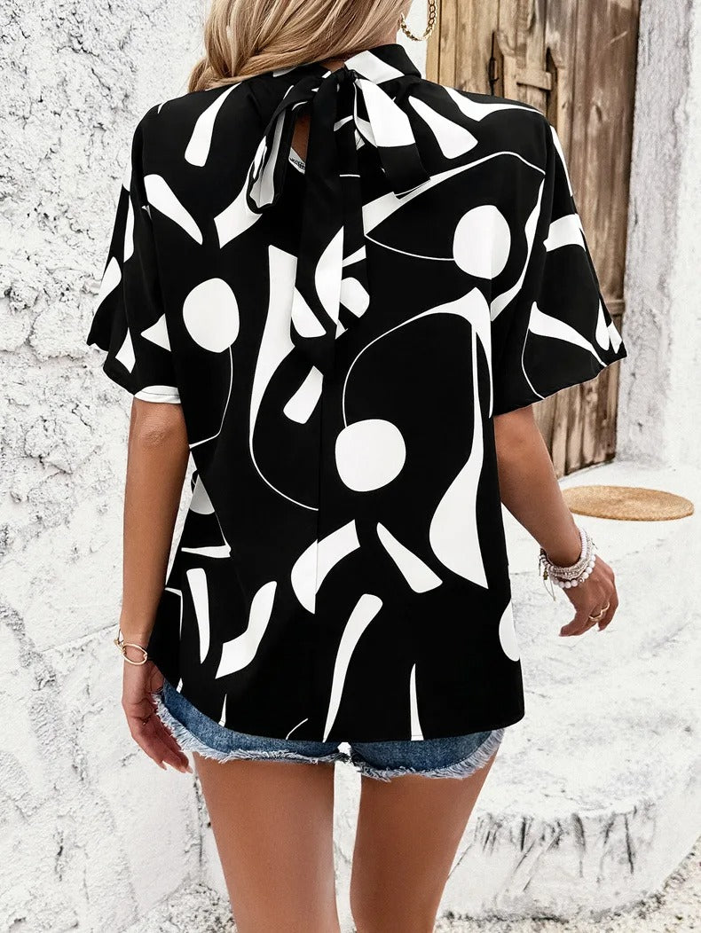 Bella Bluse – Abstraktes Design und Luftiger Komfort für Stilvolle Auftritte
