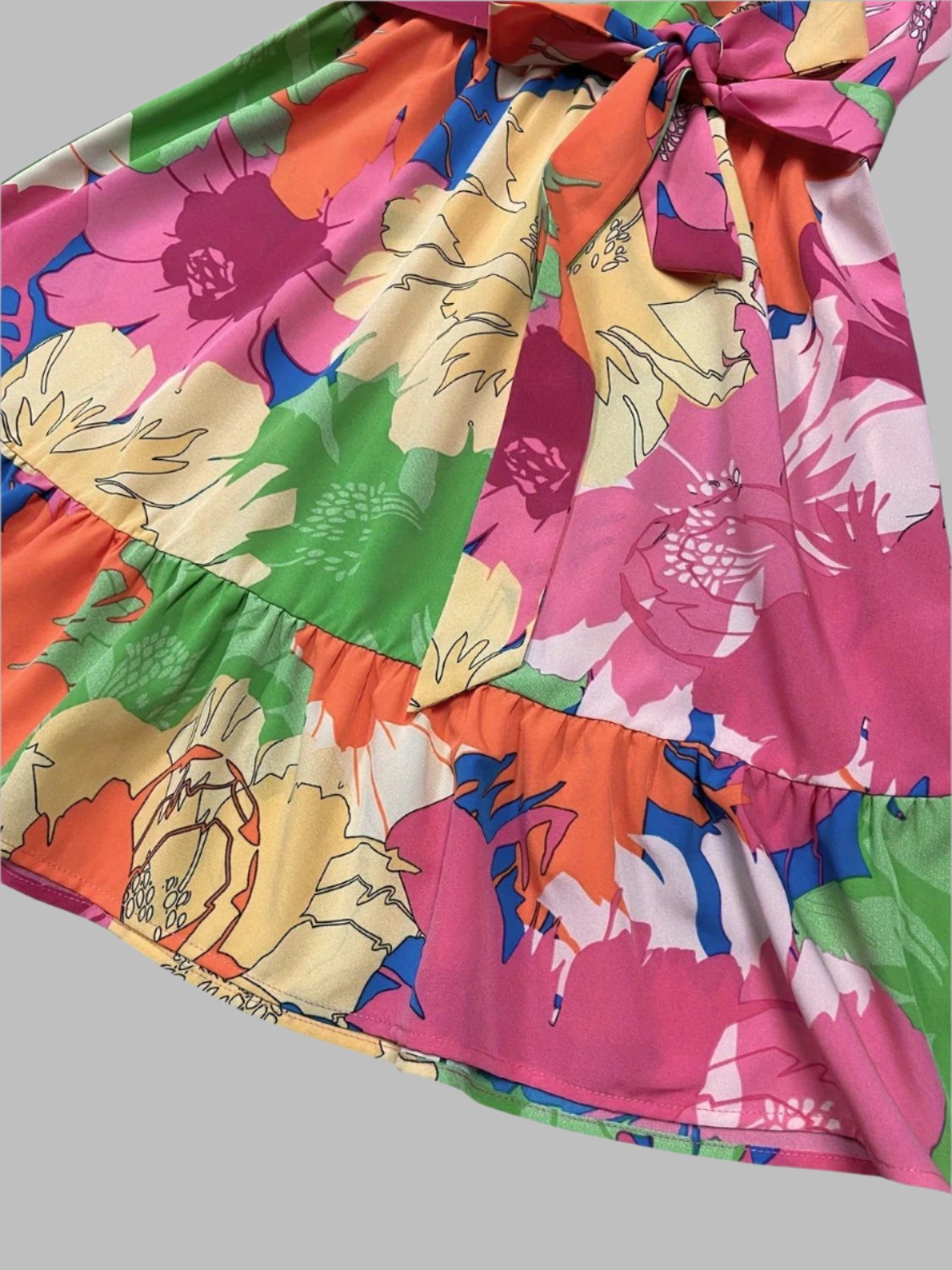 SUNSET BLOOM – Kleid mit Stehkragen und Bindegürtel