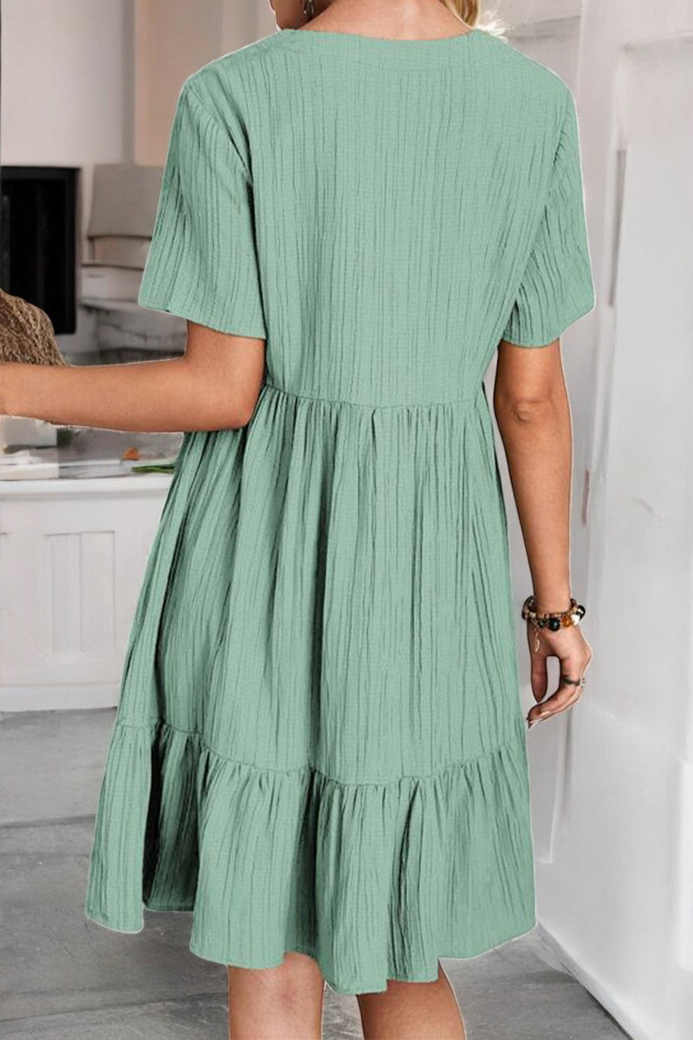 SUNLIT ALLURE – Rüschenkleid mit V-Ausschnitt und kurzen Ärmeln