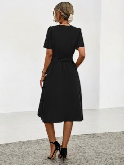 SUNNY VIBES – Sommerkleid mit Knotendetails und Notch-Ausschnitt