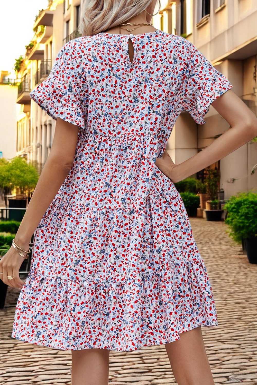 FLORAL DREAM – Kleid mit Stufenrock und Volantärmeln