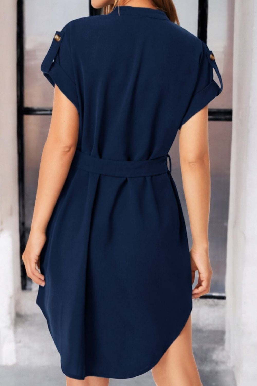 SOMMERBRISE – Kleid mit Notch-Ärmeln und luftiger Passform