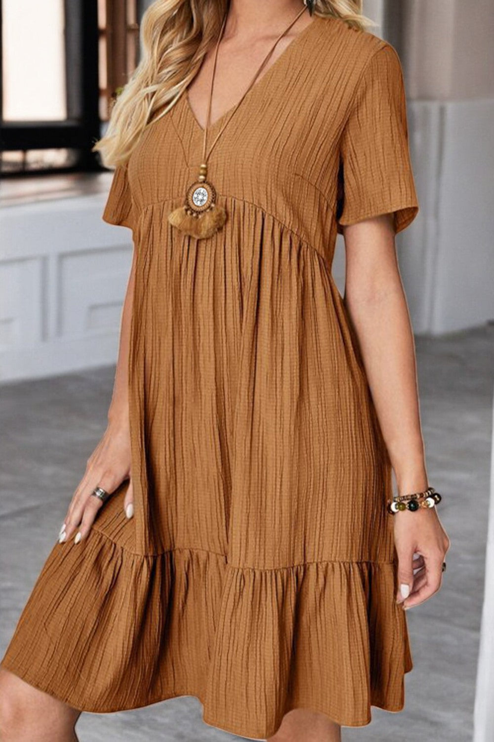 SUNLIT ALLURE – Rüschenkleid mit V-Ausschnitt und kurzen Ärmeln