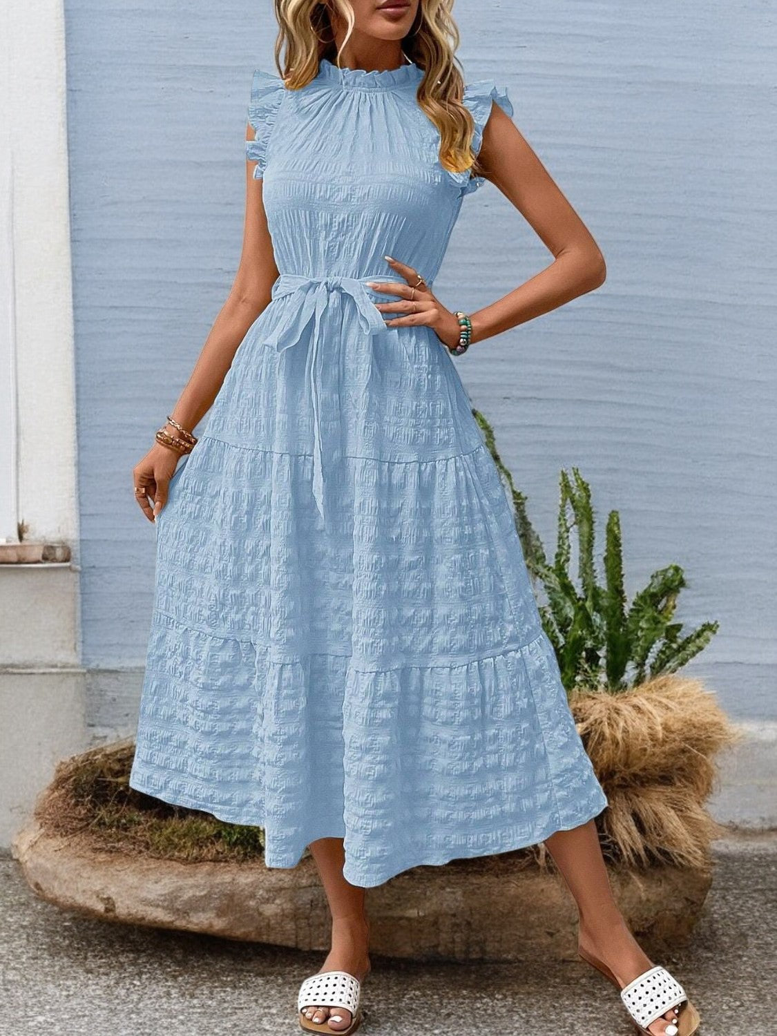 SUNNY CHARM – Midi Kleid mit Rüschensäumen und Bindegürtel