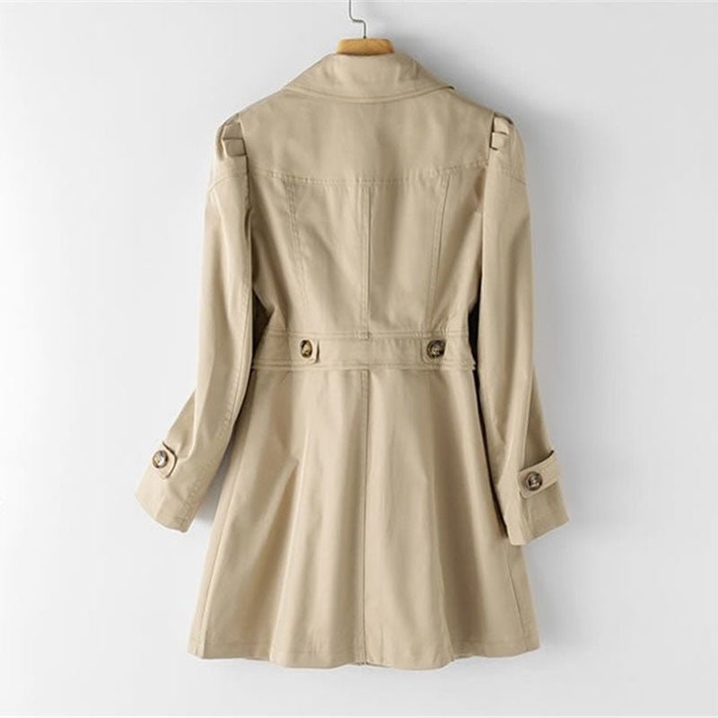 Clara – Moderner Trenchcoat mit hohem Kragen und Knöpfen