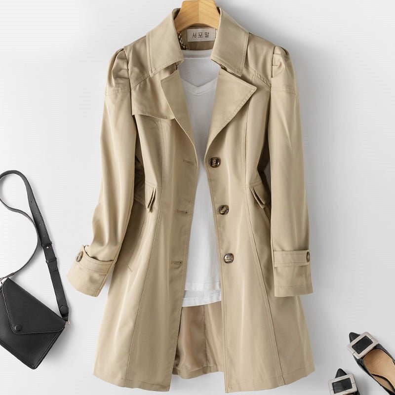 Clara – Moderner Trenchcoat mit hohem Kragen und Knöpfen
