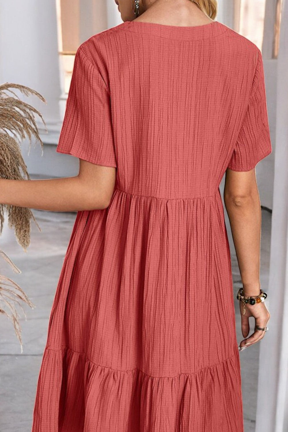 SUNLIT ALLURE – Rüschenkleid mit V-Ausschnitt und kurzen Ärmeln