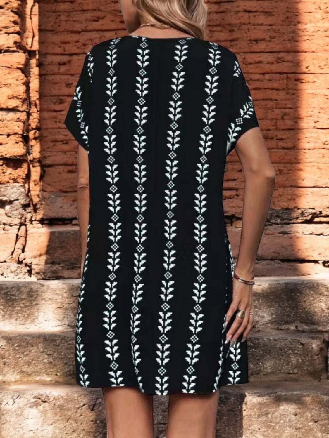 FLORAL CHARM – Kurzärmliges Sommerkleid mit Blumenmuster